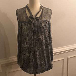 🔥Black and white sleeveless top